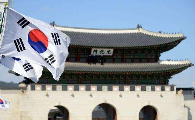 人退出了朝鲜,李承晚自己站了出来,靠着美国人的支持建立的大韩民国