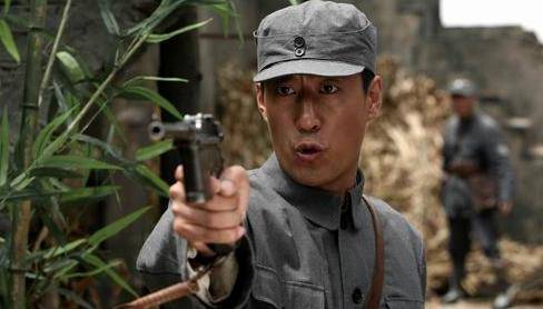 原创荧屏硬汉于震与二婚美妻结婚11年恩爱如初乐做3胎好爸爸