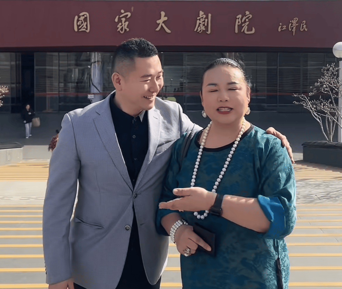 "变性艺术家"边姐为公婆祝寿!细节显情商,结婚多年拥一双儿女