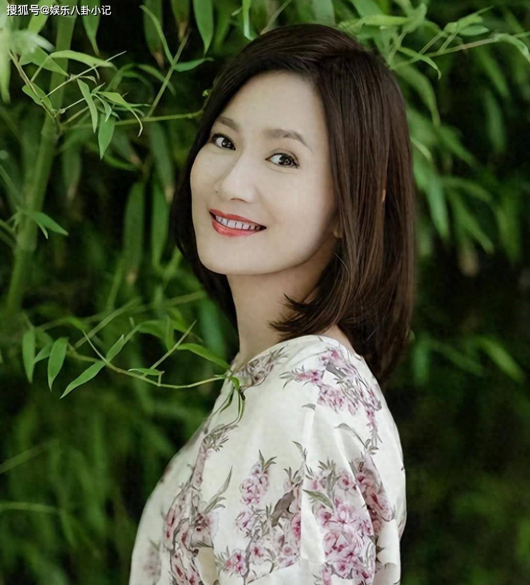 她是侯勇前妻,离婚后与女儿相依为命,如今46岁依旧美貌如花