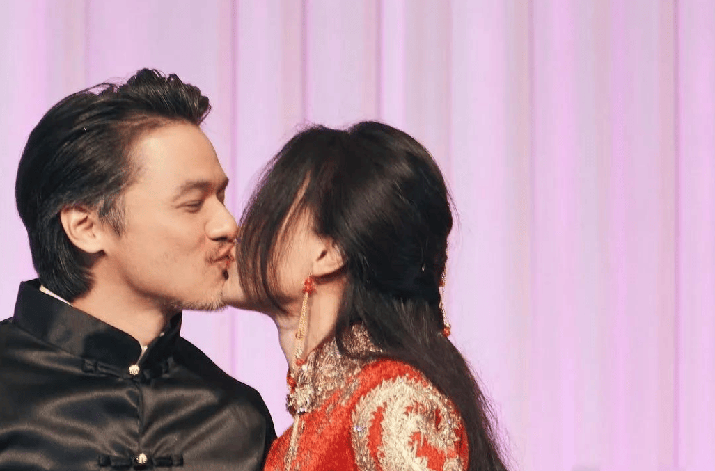 48岁舒淇公开秀恩爱穿中式婚服和老公摆拍长发飘飘仍有少女感