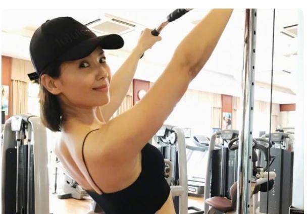 42岁刘涛很自信,直播粗鲁卸全妆,全素颜引发热议,或和运动有关