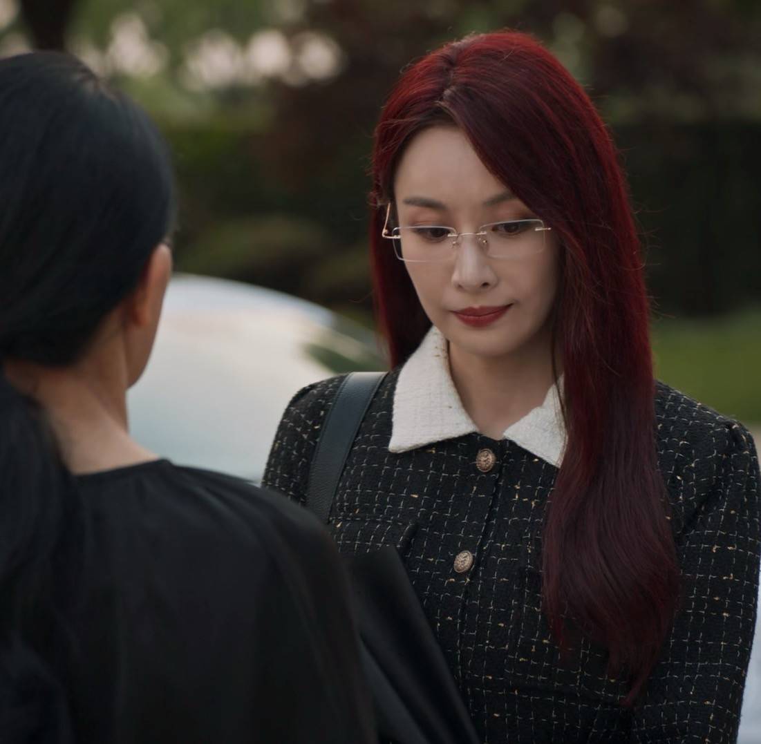 苦大仇深表情扭曲,一张嘴"毁"了整张脸,隆妮还是把眼镜焊在成习