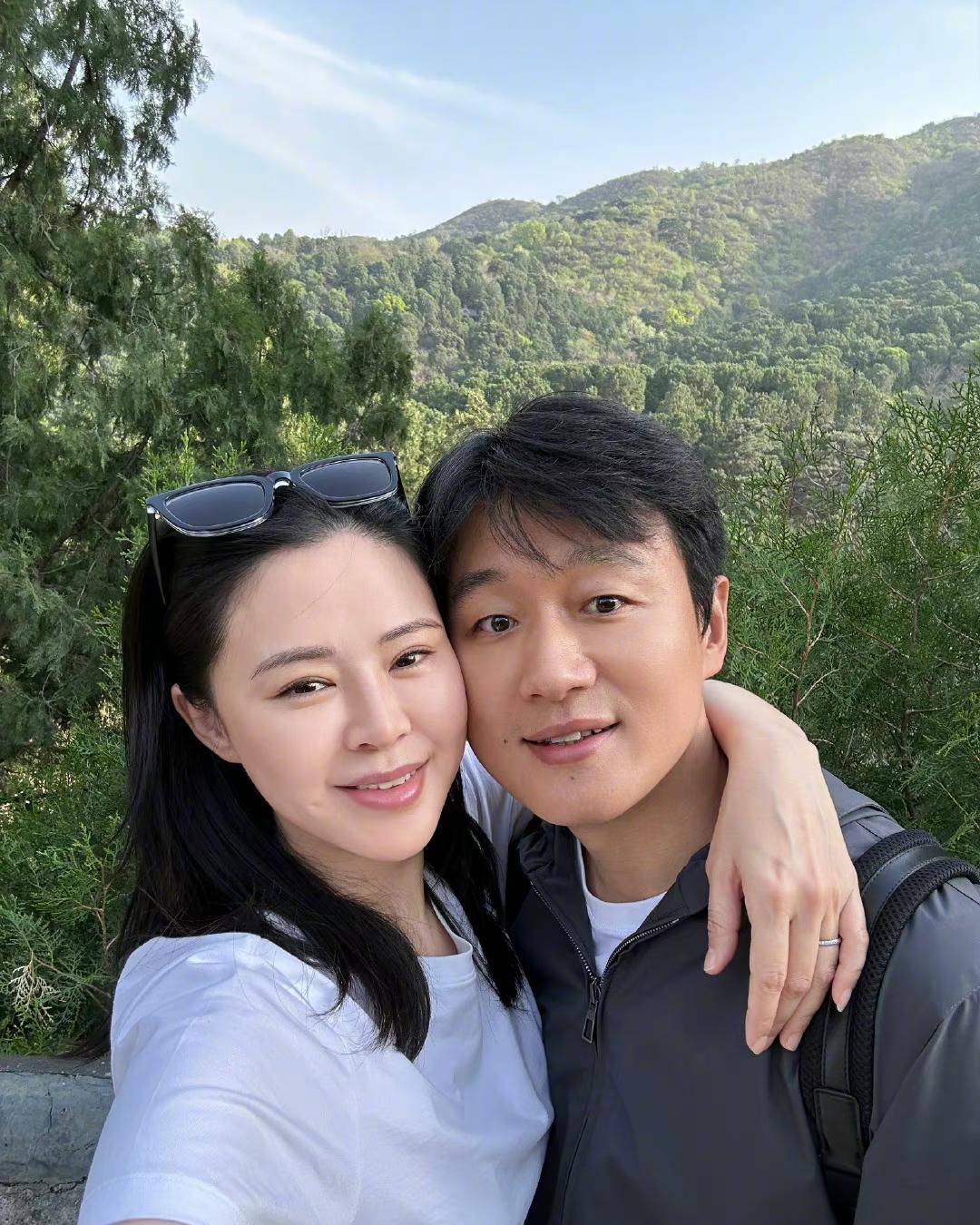 原创佟大为庆祝结婚16周年与关悦喝茶爬山看牡丹两人合影太甜蜜