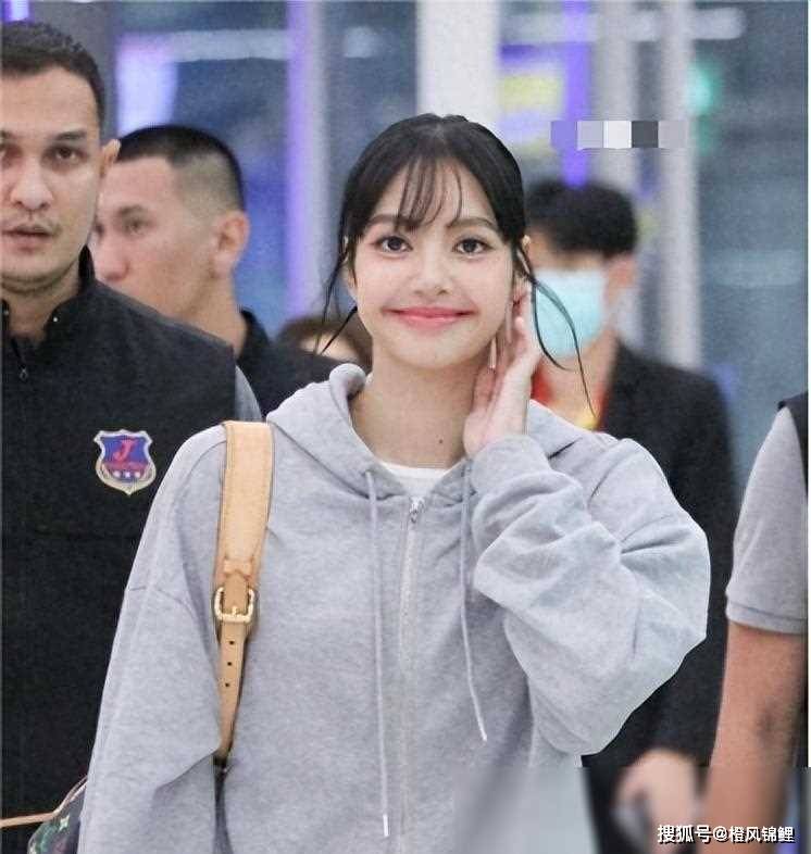 lisa现身机场大变样,令人惊艳的欧美市场闯入者