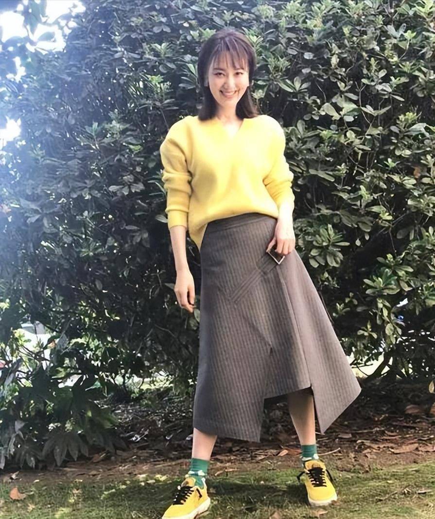 被父母催婚15年,貌美如花的主持人王冠为何40岁依旧单身?