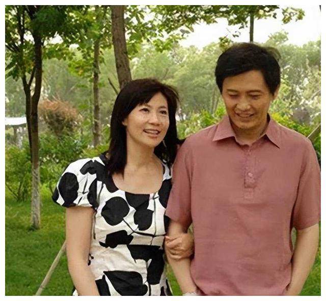 央视名嘴程前,曾与董卿同居六年,复出直播首秀与老搭档倪萍再度