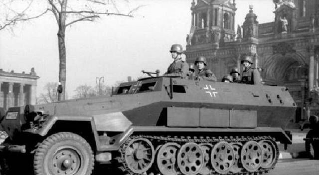 闪电战中步兵的最佳载具二战德军最中意的sdkfz251半履带车