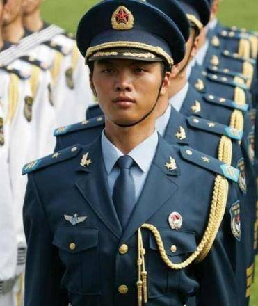 中国军装上的挂绳有什么用其名为绶带并不是只为了美观