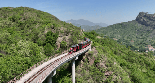五一假期极速刺激!黄金寨悬臂火车带你飞驰山峦间,挑战惊险之旅