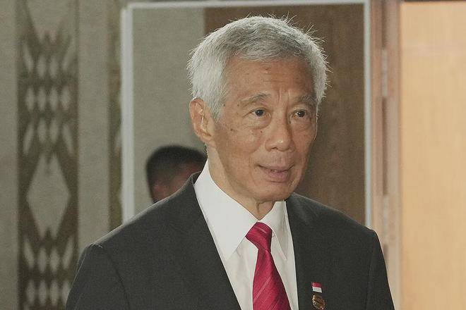 大儿子李毅鹏,患有白化病和自闭症,虽然经过悉心治疗已经转好,但这样