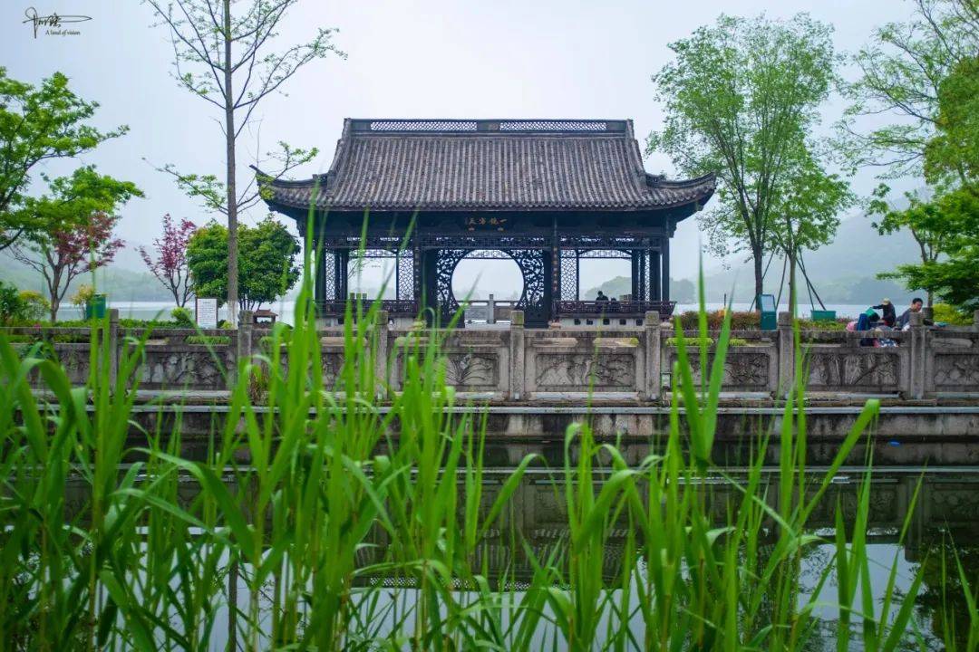 杭州湘湖也有庭院深深置身108米长的水榭古韵悠悠还可观鱼