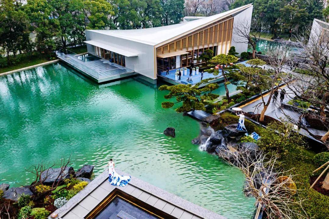 其身后都是北京紫禁壹号院,北京棠颂别墅,南京紫金山庄,南京东郊国