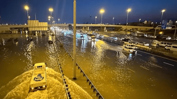 暴雨过后像“外星人入侵”，迪拜罕见雷暴雨后交通瘫痪