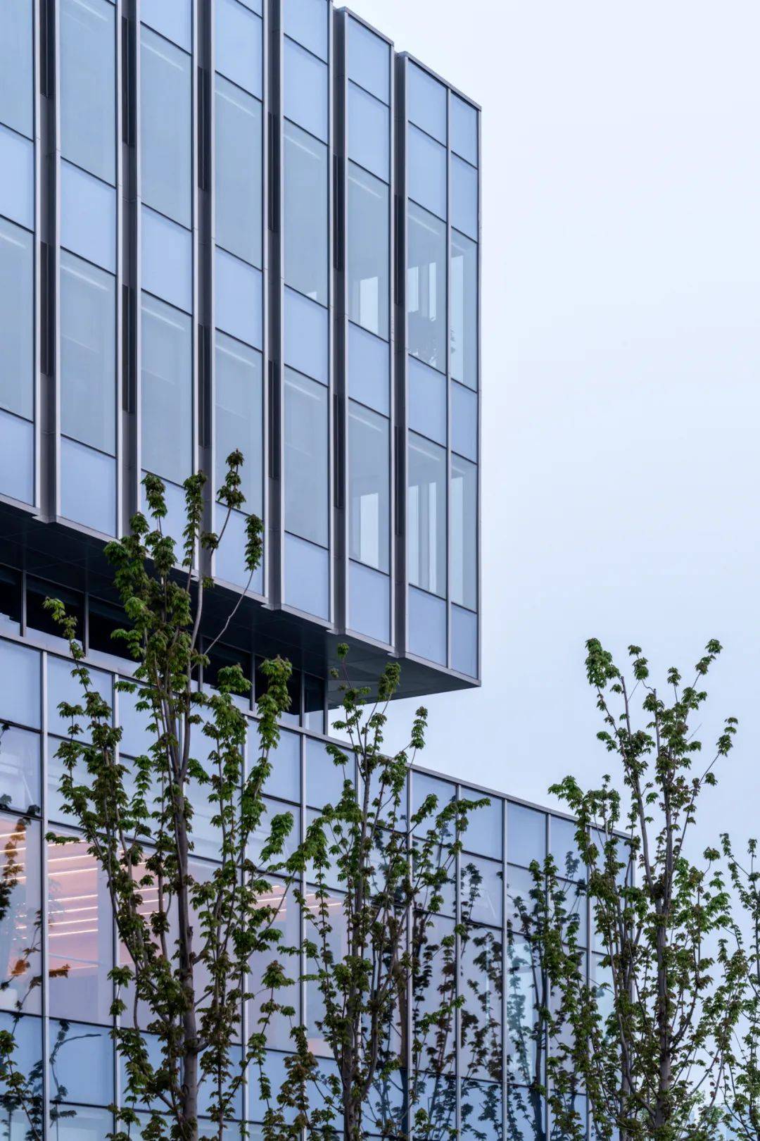 综合楼幕墙细节主入口采用不锈钢外雨棚与内门斗一体化设计,使室内外