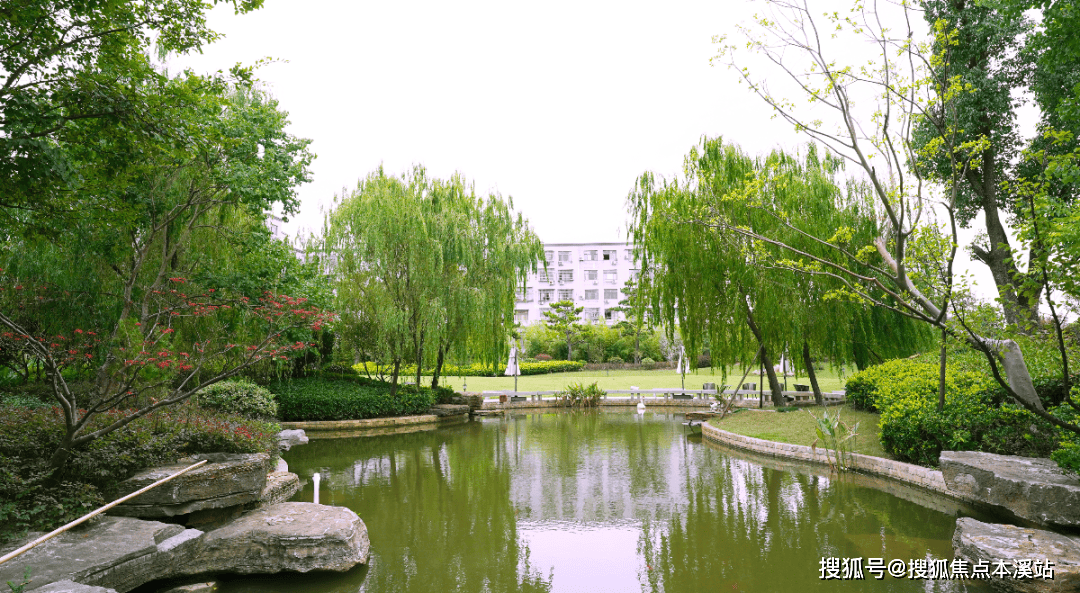 云栖兰亭周边有丰富的自然资源环绕,园区内也建有兰亭苑等3大公园