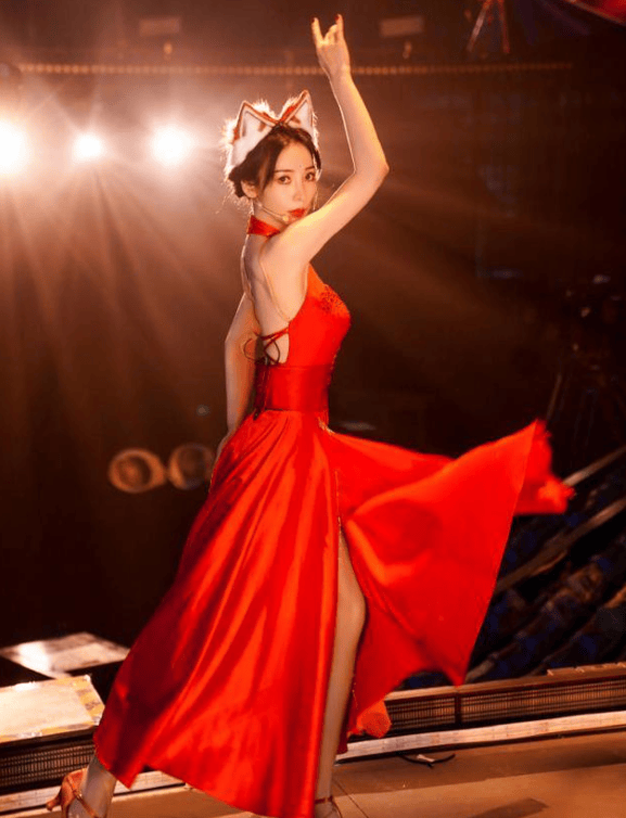 柳岩惊艳亮相,银色亮片裙闪耀如星,曼妙身姿引发热议