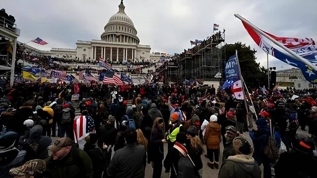 德克萨斯州反对美国移民政策!一死一伤,国民警卫队对峙联邦军队