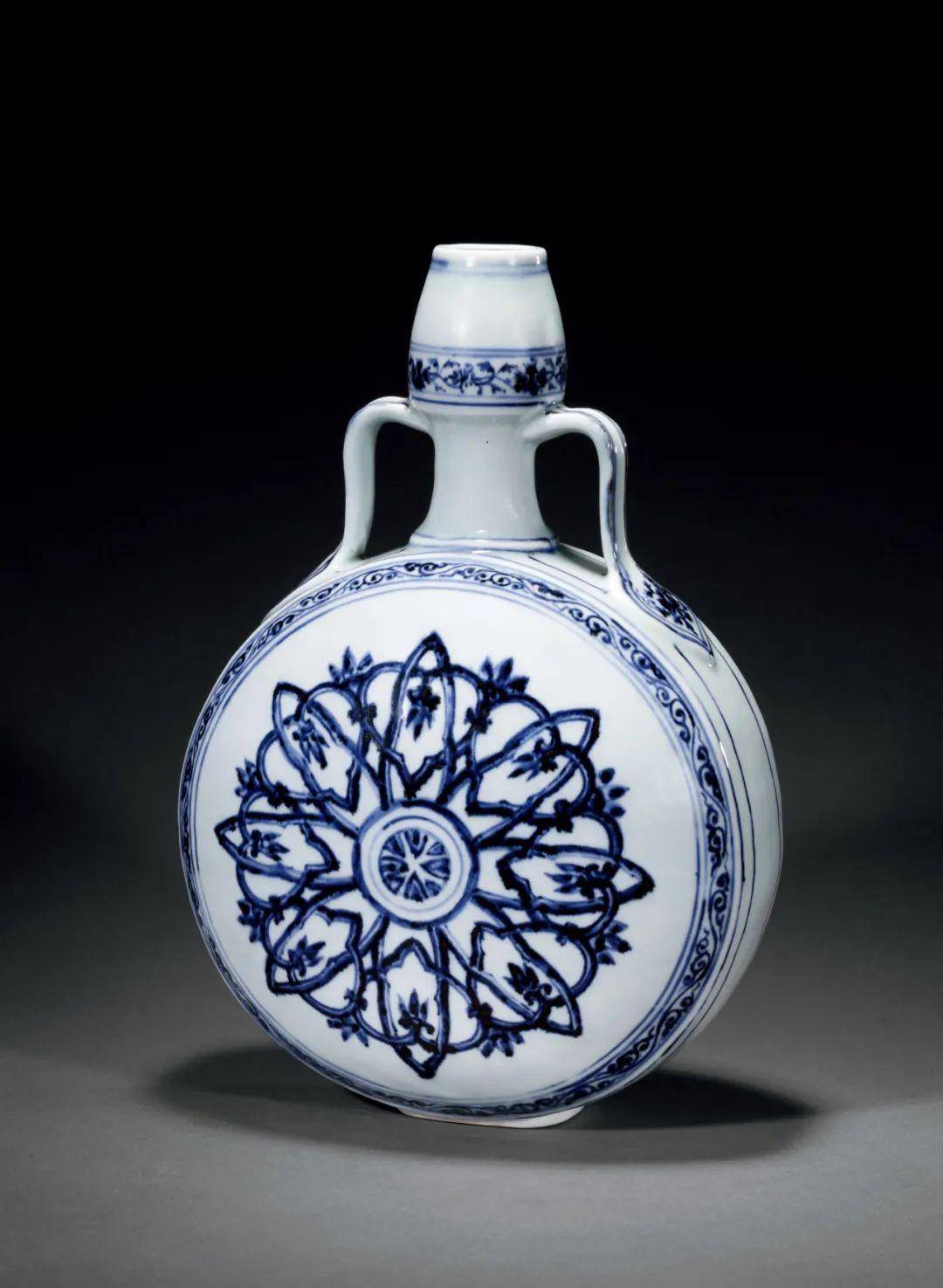 青花瓷发展的顶峰,明清瓷器拍卖价格就是最好的证明_成化_永乐_景德镇