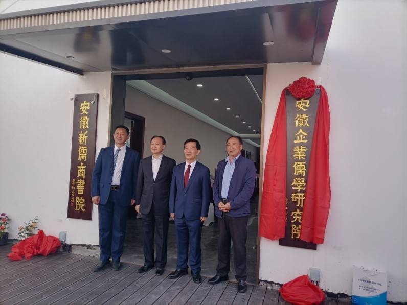 在庄严的国歌声中,主办单位蚌埠宏才机电技工学校,安徽美佛儿投资有限