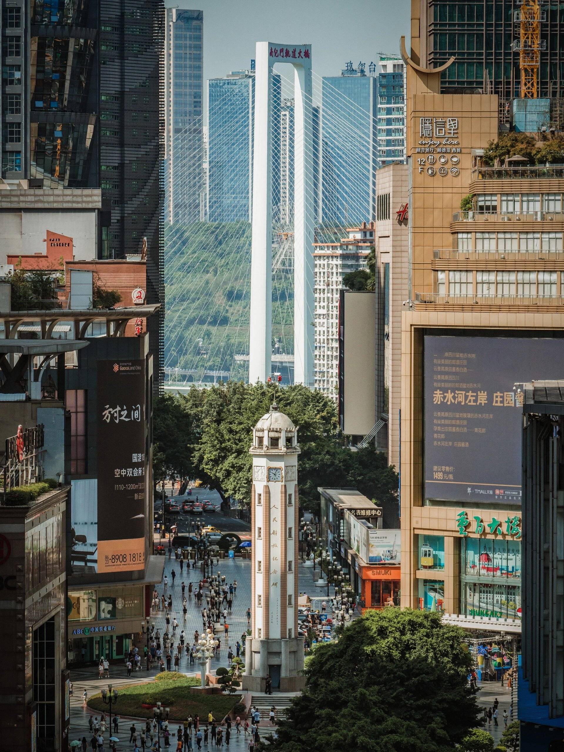 第一天,我抵达重庆,入住酒店稍作休息后,便迫不及待地前往解放碑.