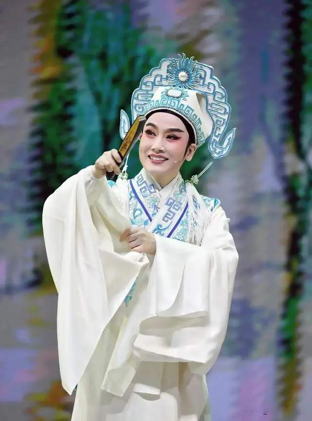 王君安再演经典《玉蜻蜓》,不愧越剧尹派大弟子,戏迷捧场叫好