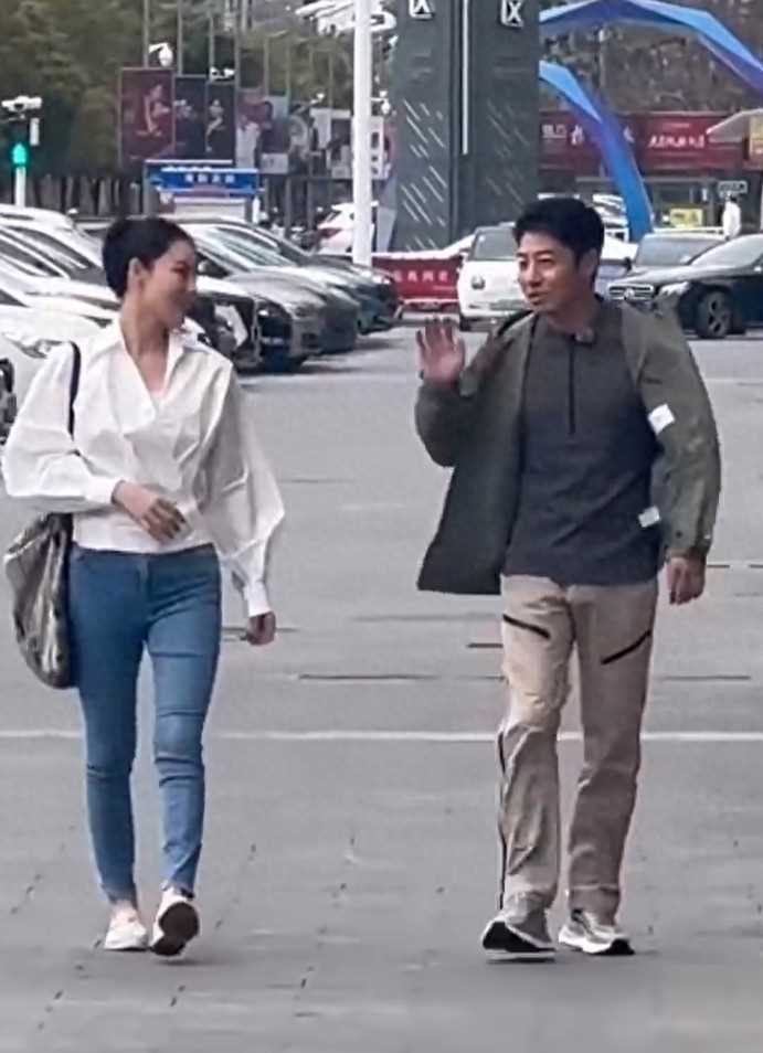撒贝宁与张馨予散步热聊,结婚后女人缘依然不错
