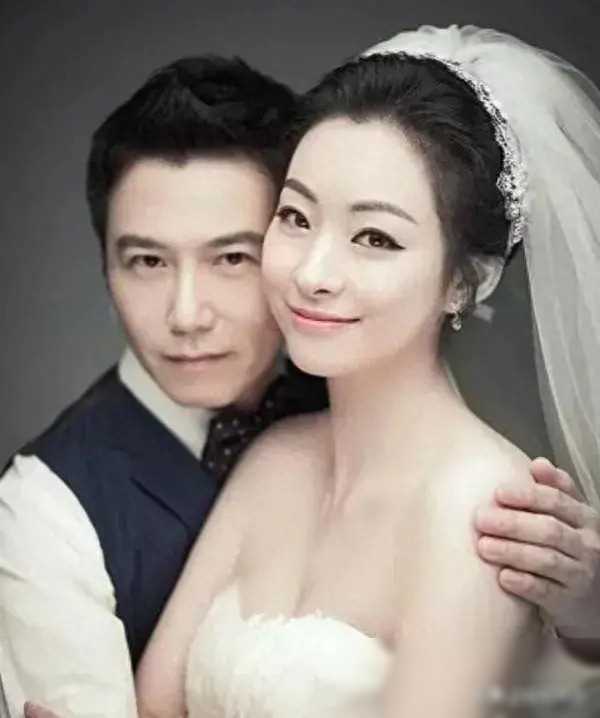 幸福再婚:温兆伦与小岁妻子的甜蜜生活