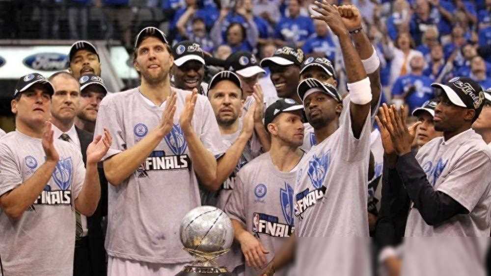 首先,教练里克·卡莱尔的战术智慧和对球员的巧妙运用是小牛夺冠的