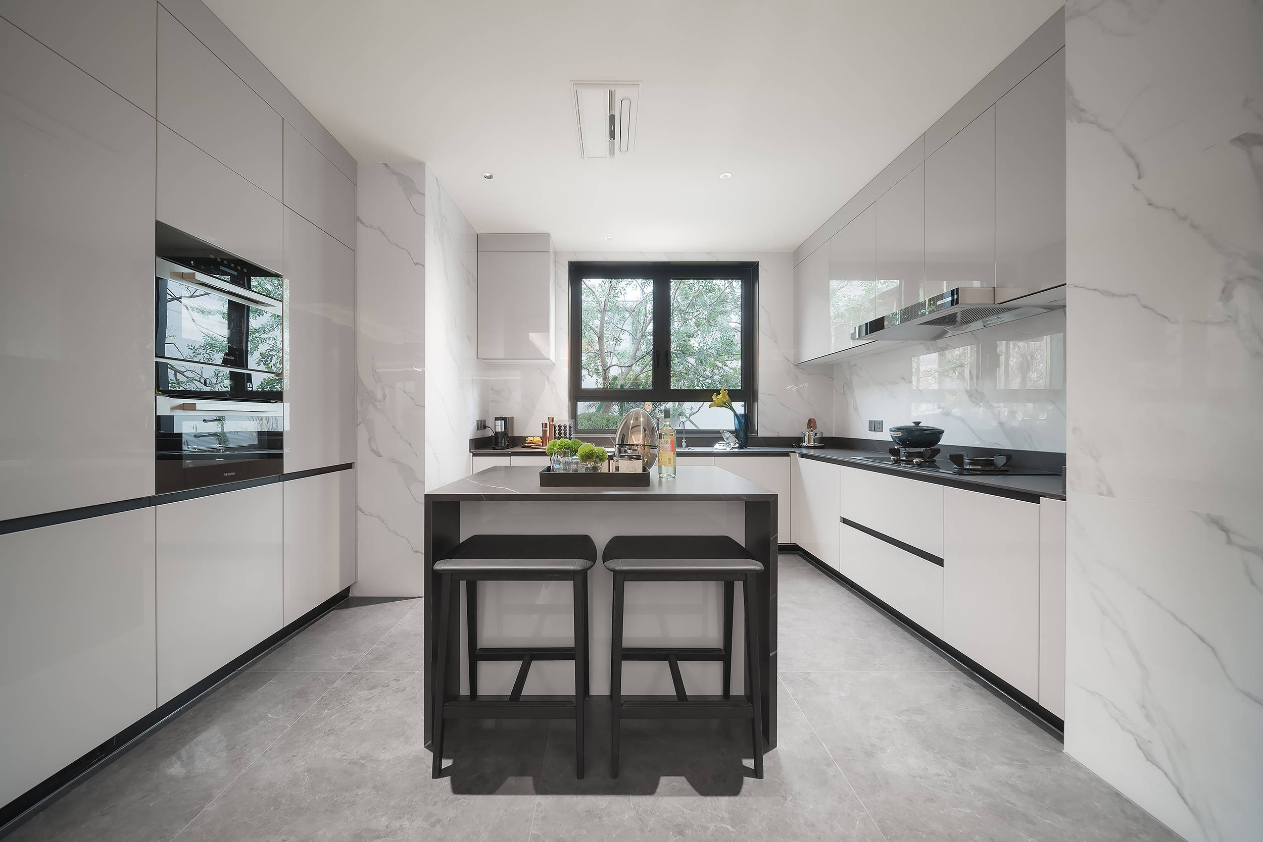 高质铝材立面缦品牌美学品位再超越 现代典雅立面,灰色搭配香槟金的