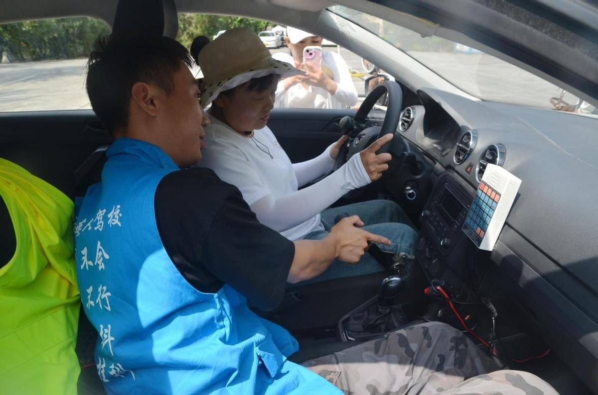 双流聋人协会,肢残人协会到成都残疾人驾驶培训基地开展体验活动