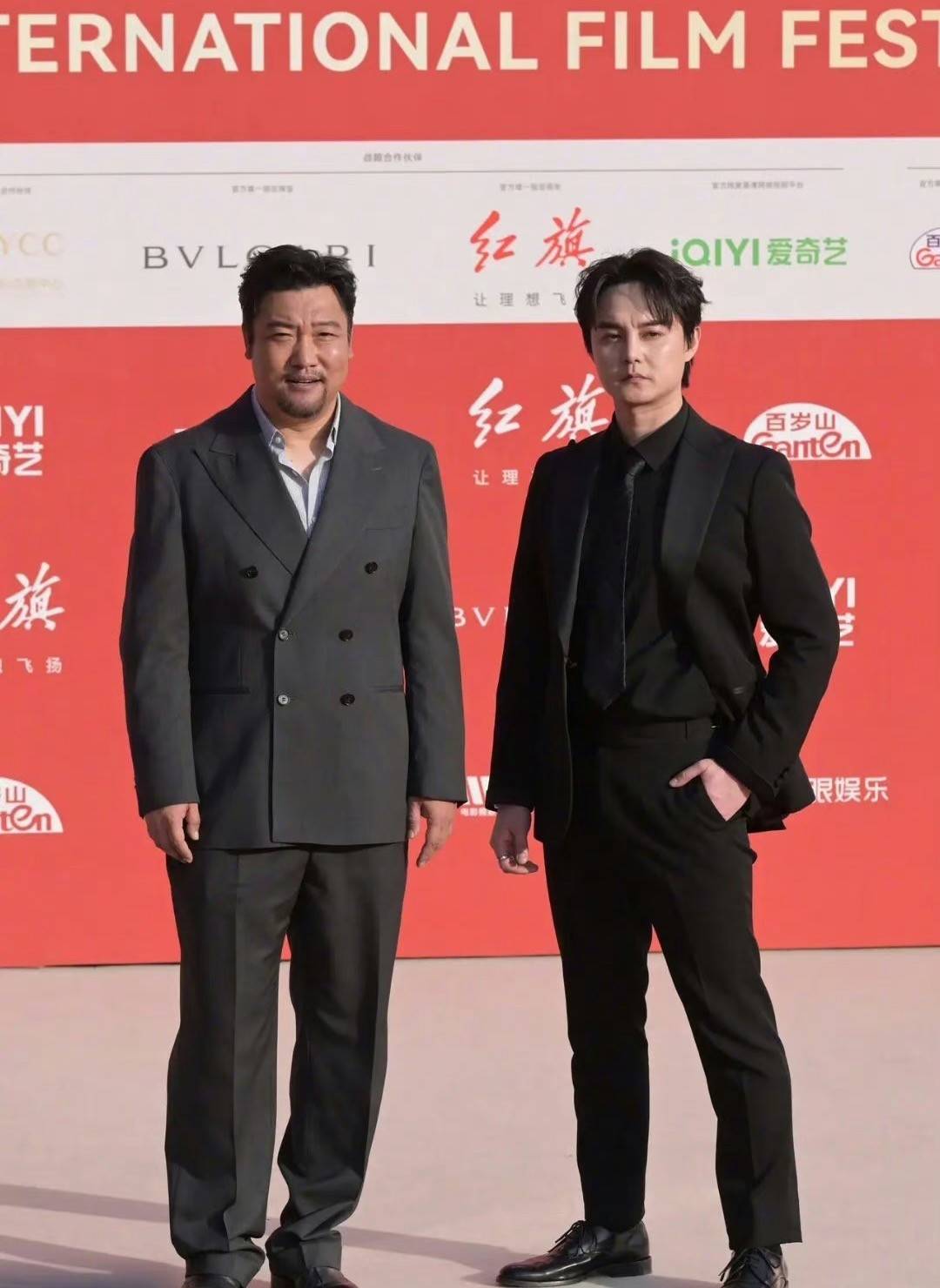 60岁后真的会断崖式衰老吗?看63岁费翔和36岁朱一龙合照就知道了