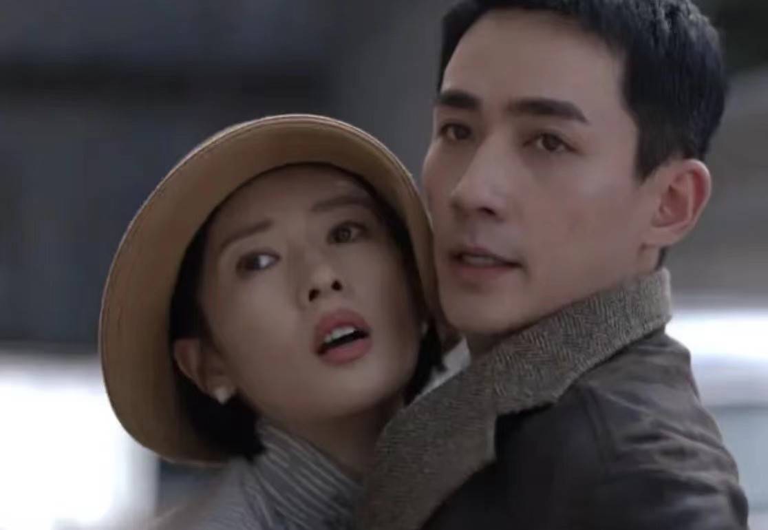 朱一龙主演的《叛逆者》也出现了同样的问题,女主角童瑶也是一个愣头