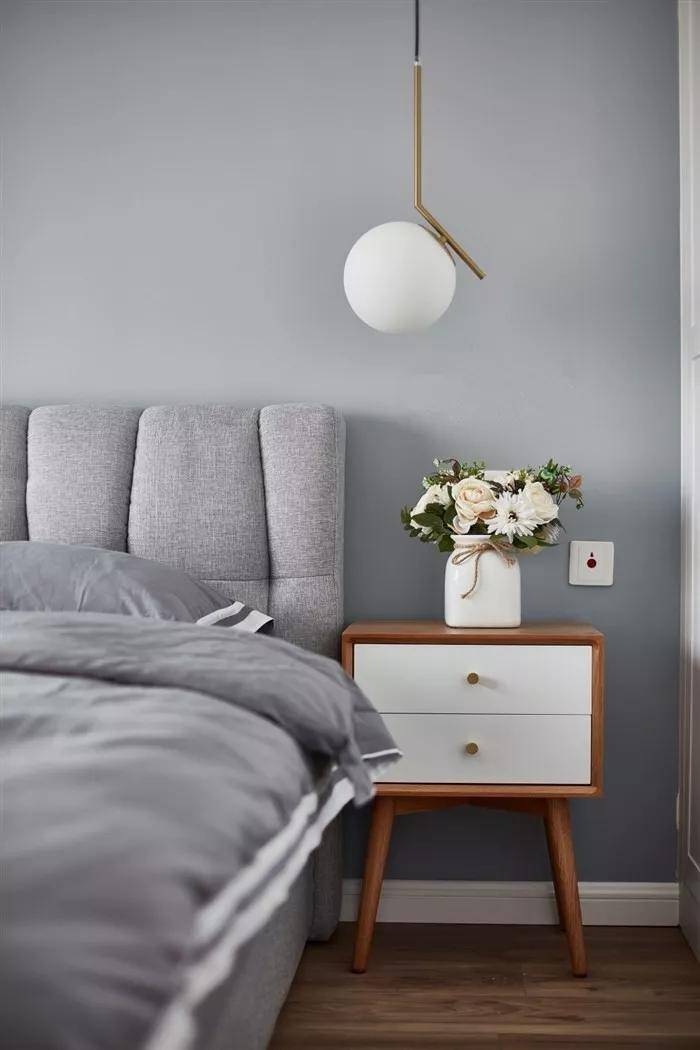 简洁美观的床头柜,为小户型卧室增添实用与美感,打造舒适空间