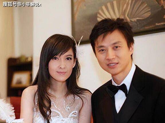 周慧敏和老公出席晚宴,60岁倪震秃头显老,变成沧桑的油腻大叔