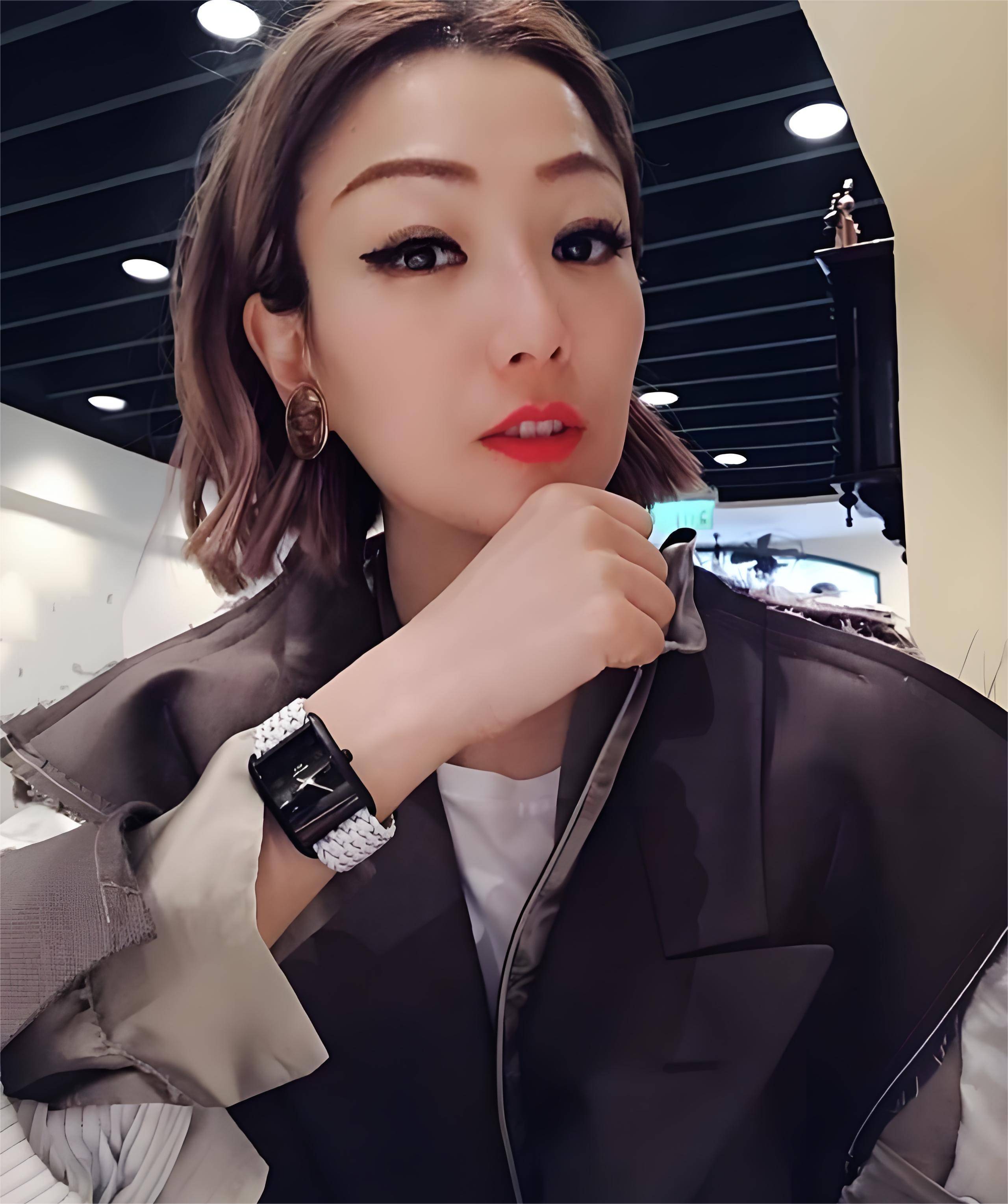 郑秀文51岁自曝高龄产妇,幸福生活新里程!