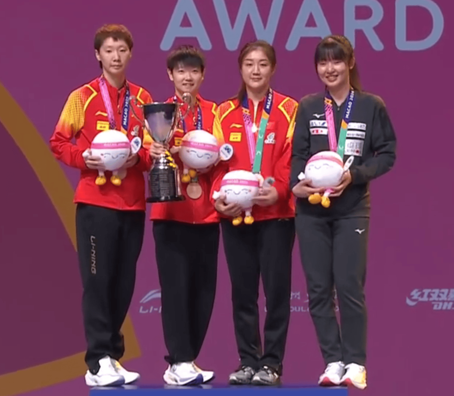 日本队都笑了,就王曼昱全程没笑容,表情严肃_陈梦_孙颖莎_决赛