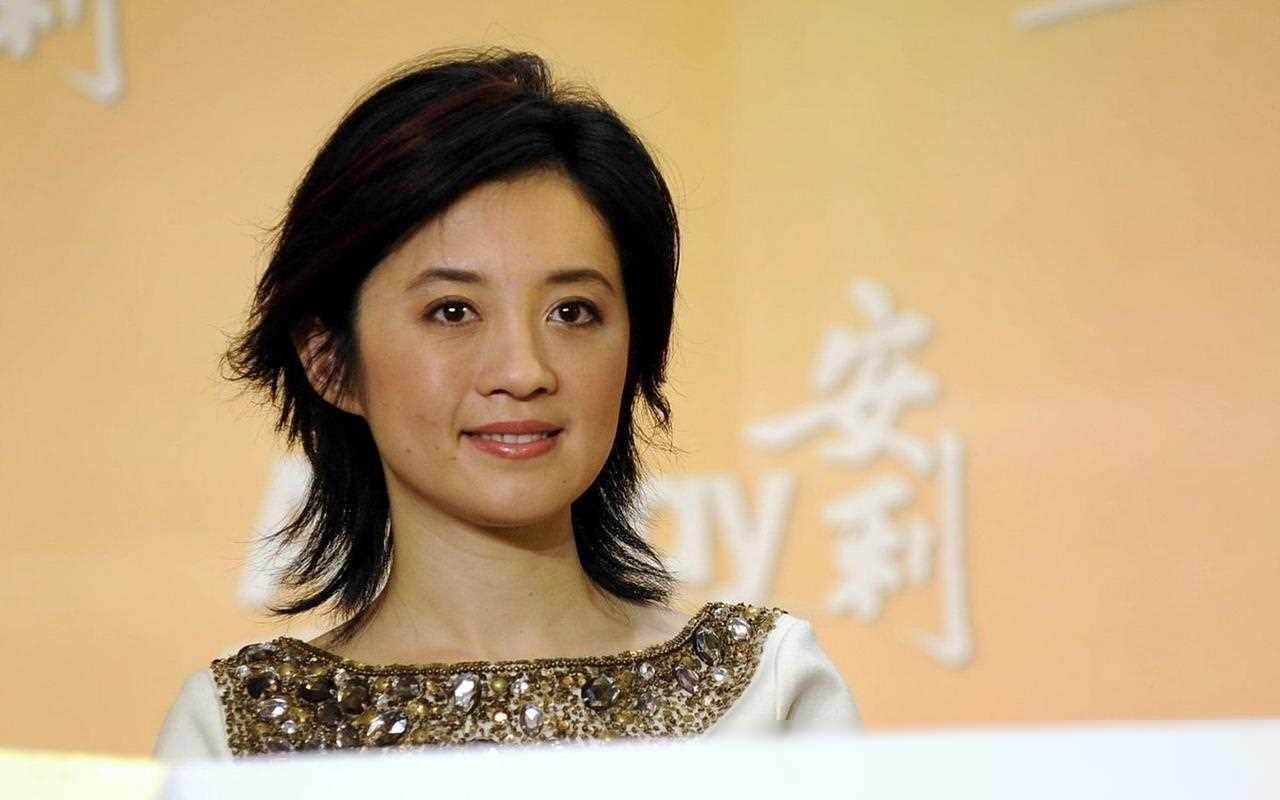 回顾主持人许戈辉:未婚怀孕离异,现任母女情深