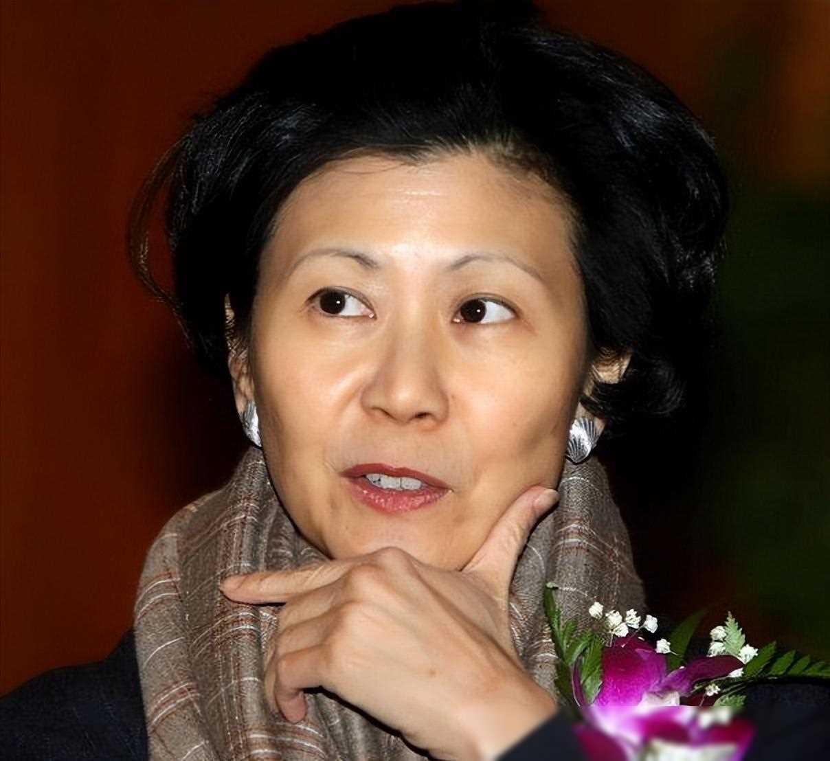 李嘉诚女友赴宴,黑框眼镜显年轻,满面红光,与梁洛施境遇相似