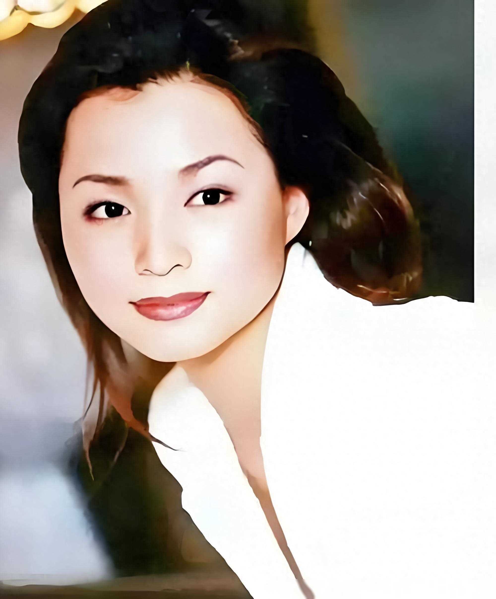 董卿年前短发青涩照曝光,与现在形象大相径庭