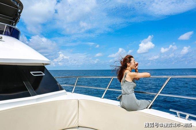 直升机缓缓起飞,环绕凤凰岛飞行美丽的海岸线海景映入我们的眼帘, 在