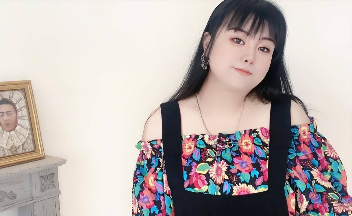 看着镜子里胖胖的自己,曹乐乐有点自卑,她也知道自