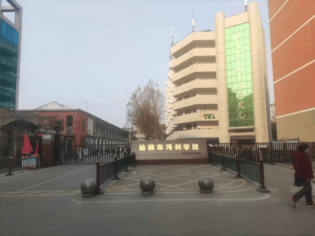 原沔阳中学旧址9岁那年,由于父亲工作调动,雷军随着家人搬到了县城,并