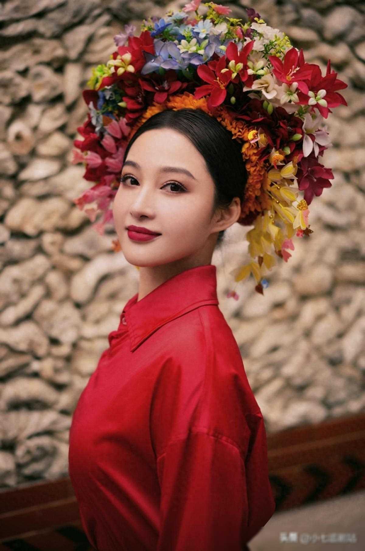 头戴牡丹花的女人图片图片