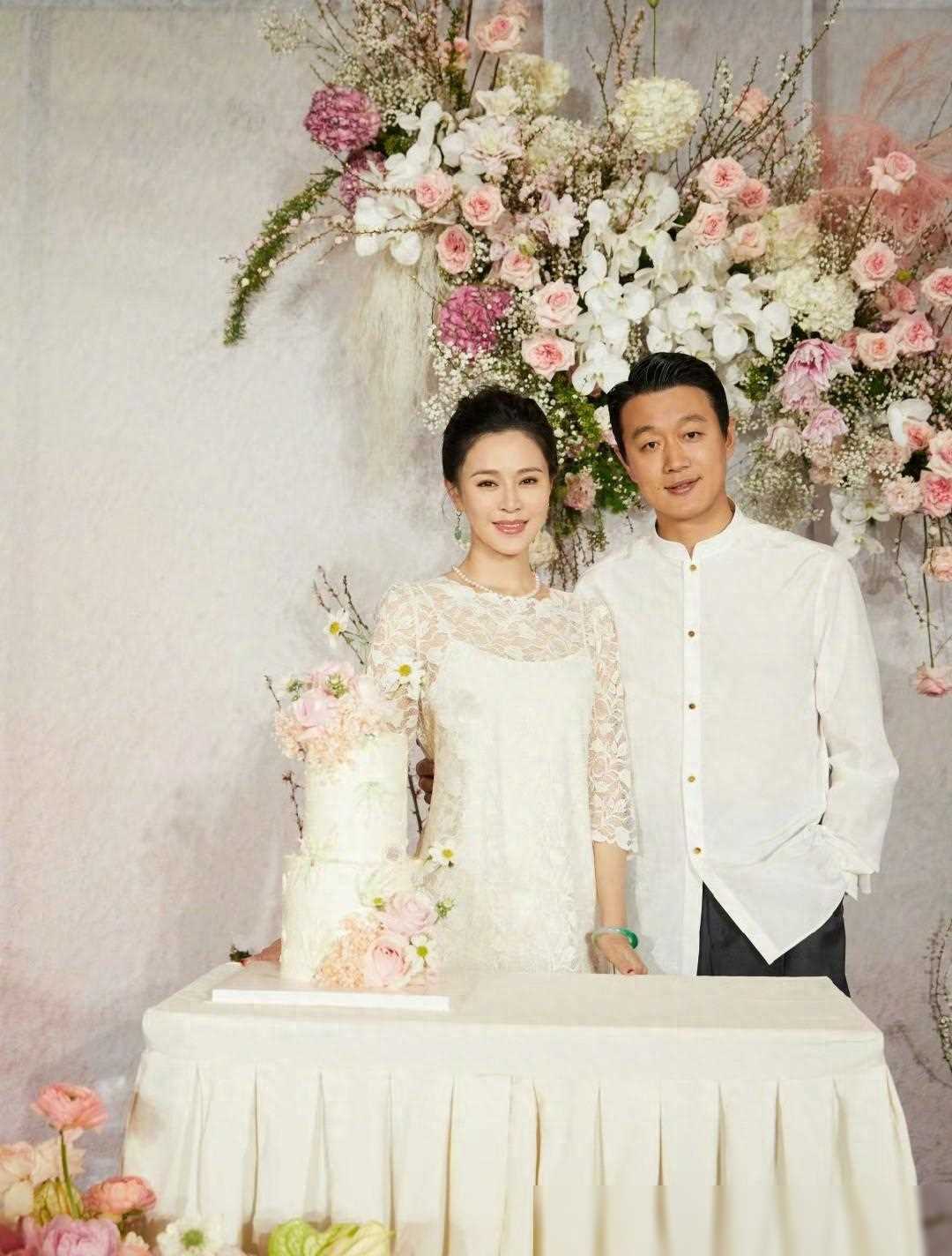 佟大为夫妇庆祝结婚周年,甜蜜合照曝光,爬山喝茶赏牡丹