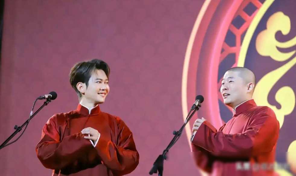 郭德纲憾败!孟鹤堂相声盛宴火爆,座无虚席人气爆棚