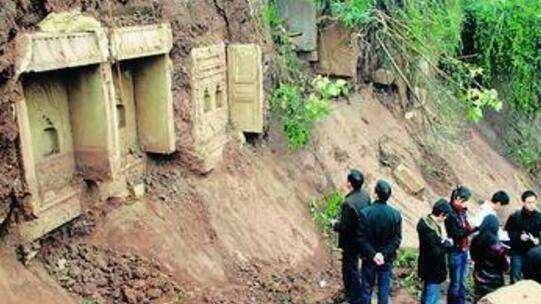 从此,卢氏家族的成员也在附近定居,世代繁衍.在此定居.