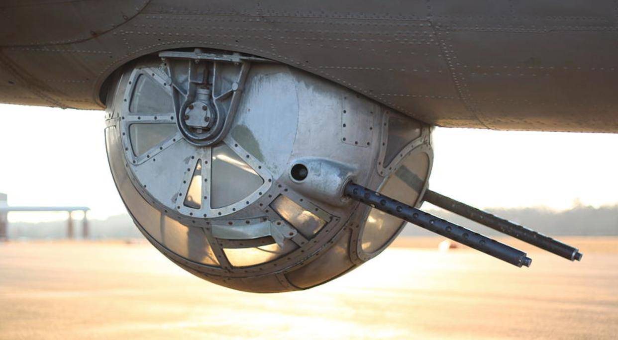 二战b17轰炸机,九死一生的反人类炮塔,一度成为成为寡妇制造机