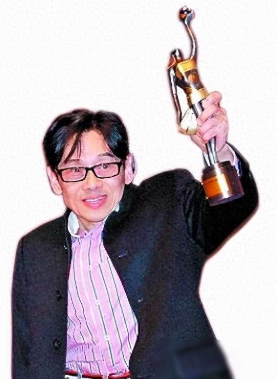 1945年,广西桂林,关家添丁,一个可爱的男孩诞生了,取名关维鹏,期盼他