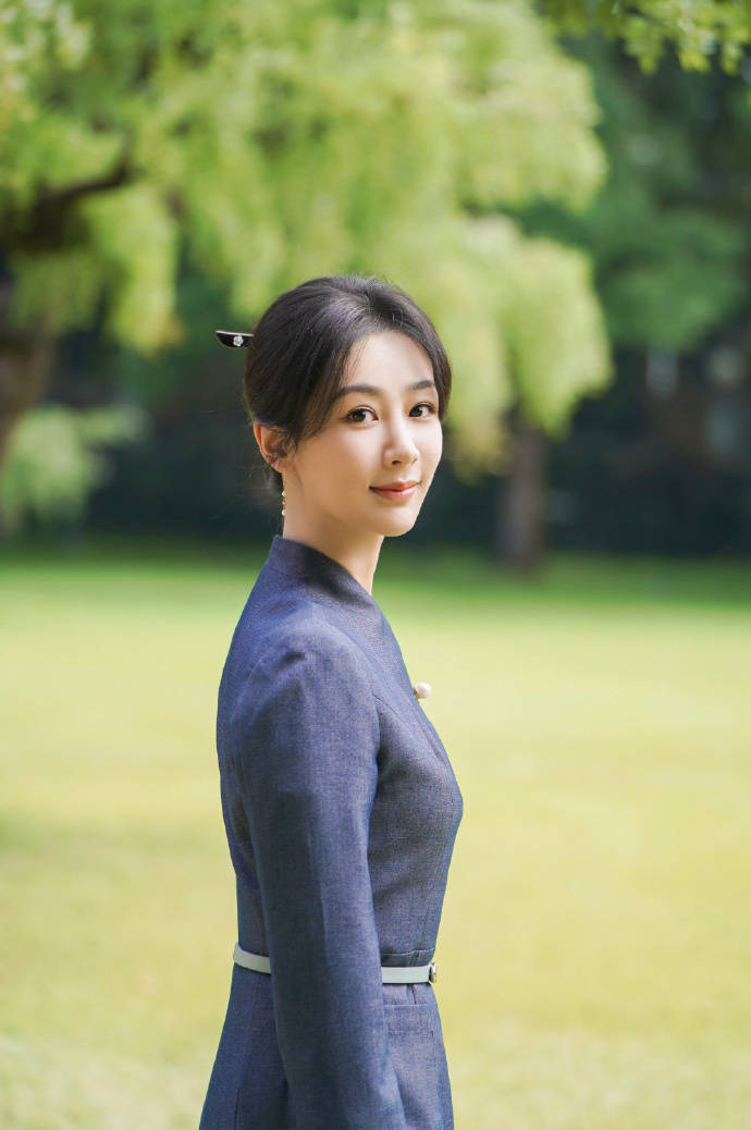 杨紫分享生活美照,甜美可爱宛如初恋,认真研读剧本超敬业